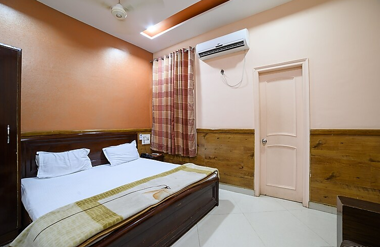 Deluxe Room (Couple Not Allowed)