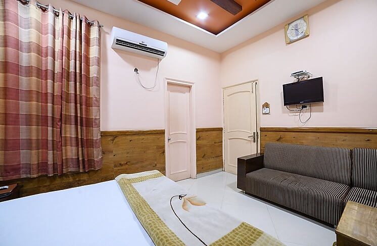 Deluxe Room (Couple Not Allowed)