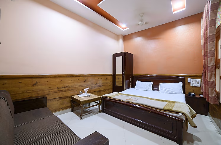 Deluxe Room (Couple Not Allowed)