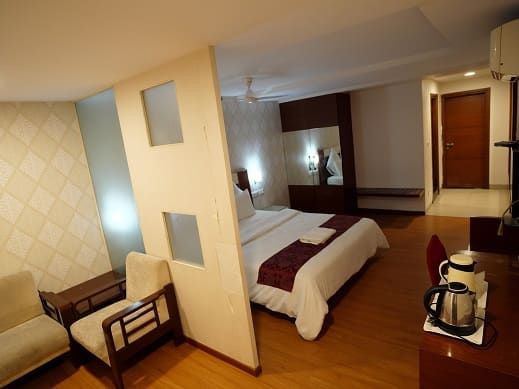 DELUXE ROOM