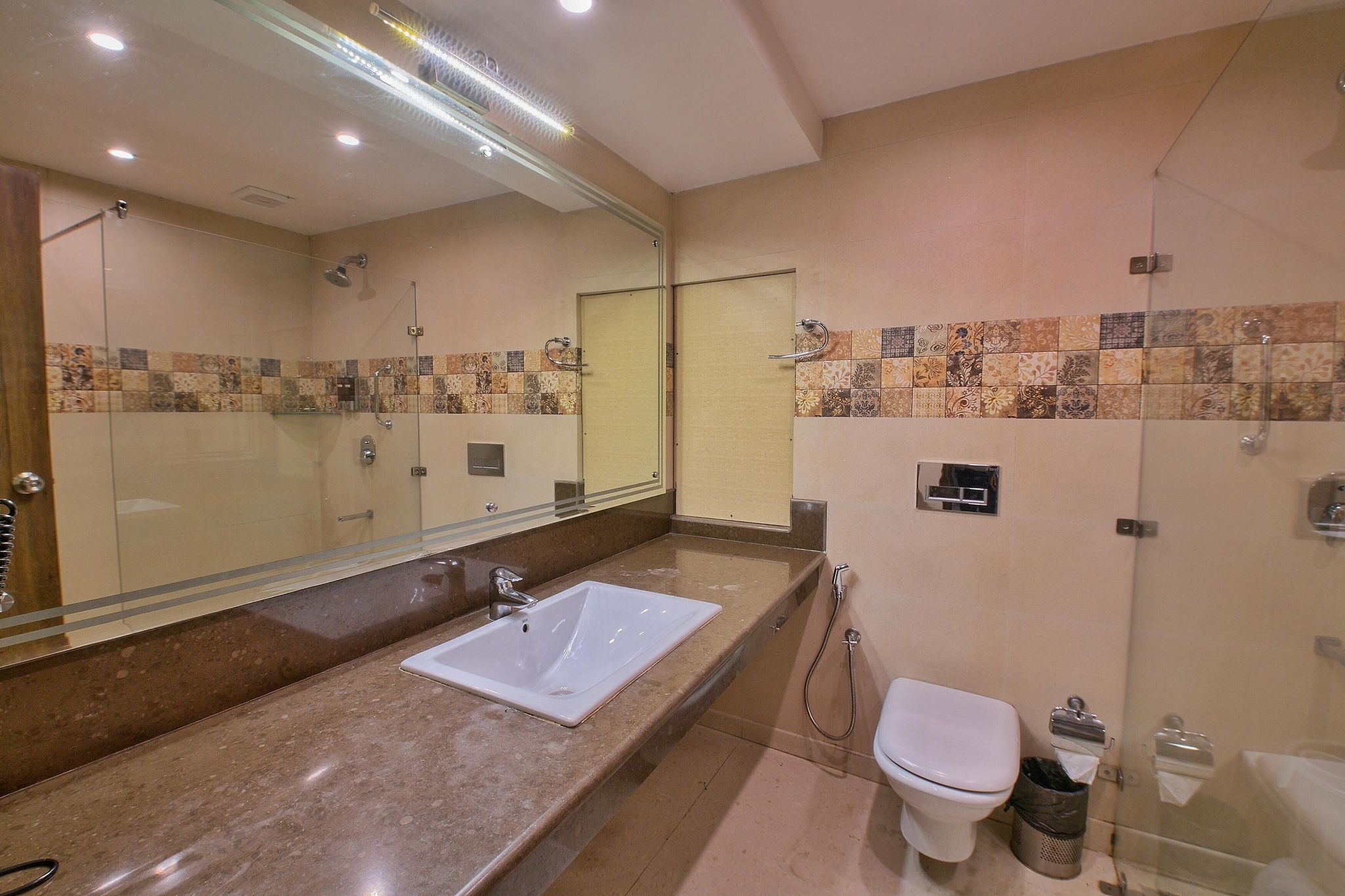 The Cedar Grand Hotel and Spa Club Room 6