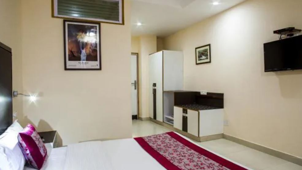 Hotel City Heights Deluxe Room 8