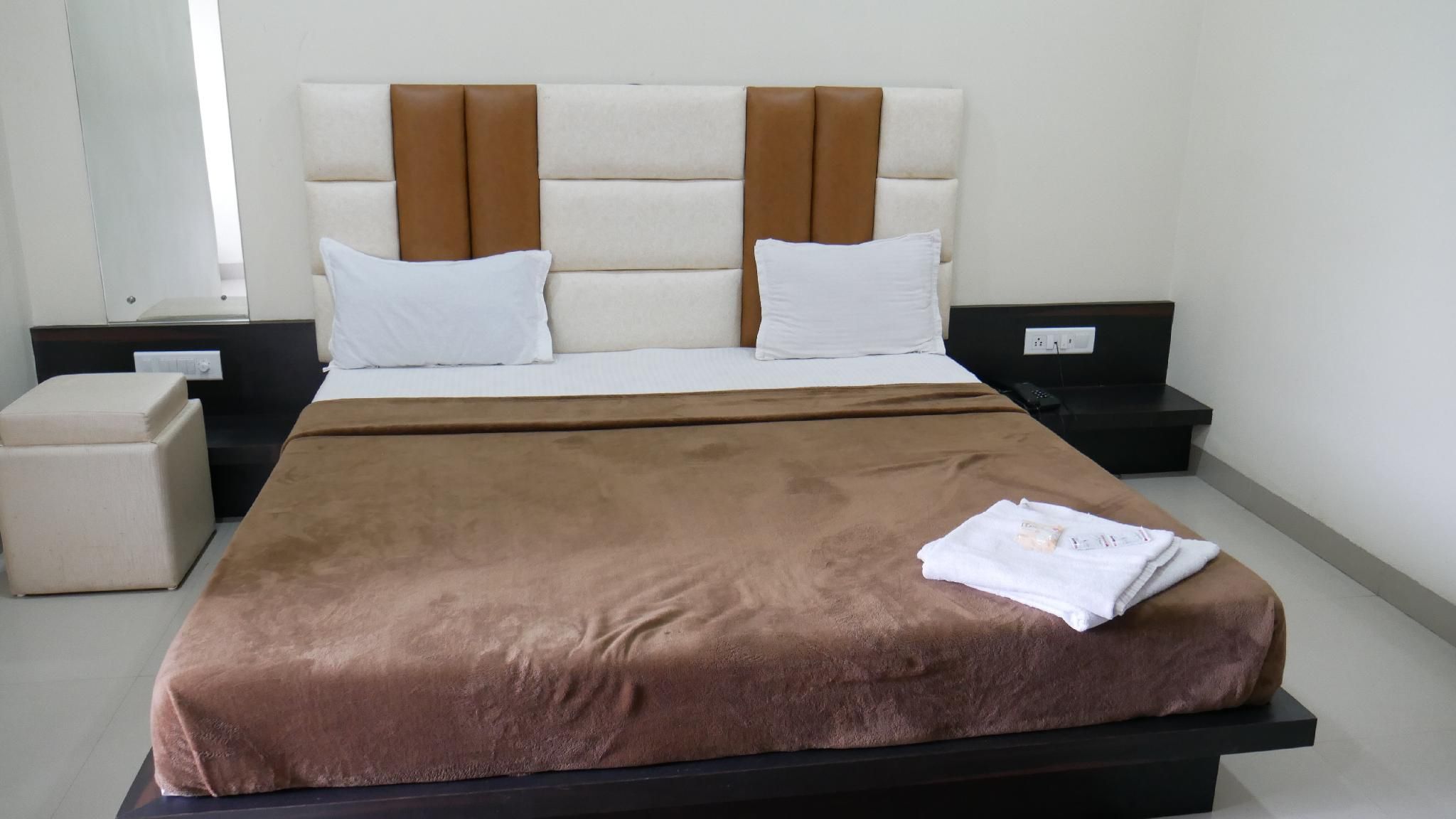 Hotel Devraj Palace Maheshwar Deluxe Room