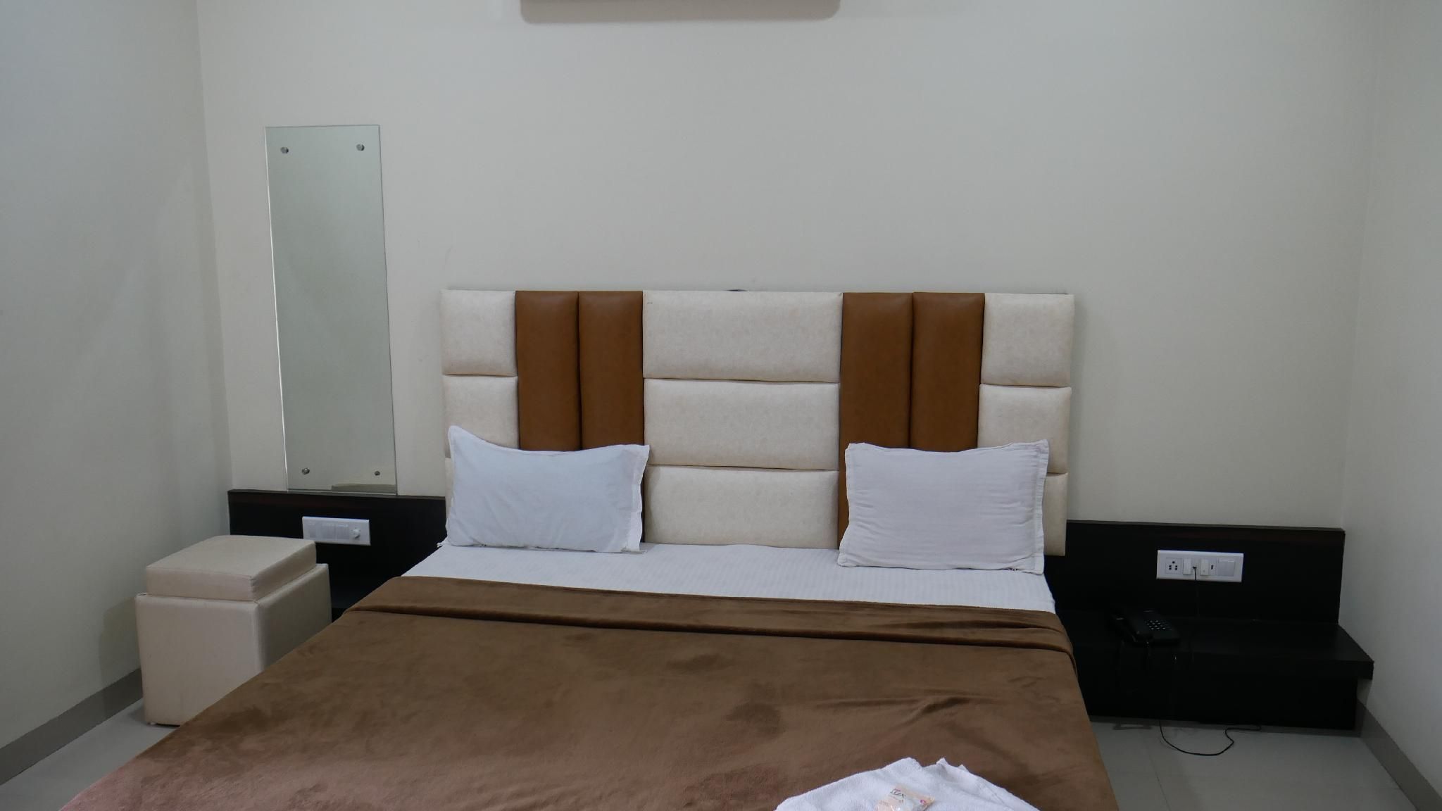 Hotel Devraj Palace Maheshwar Deluxe Room 2