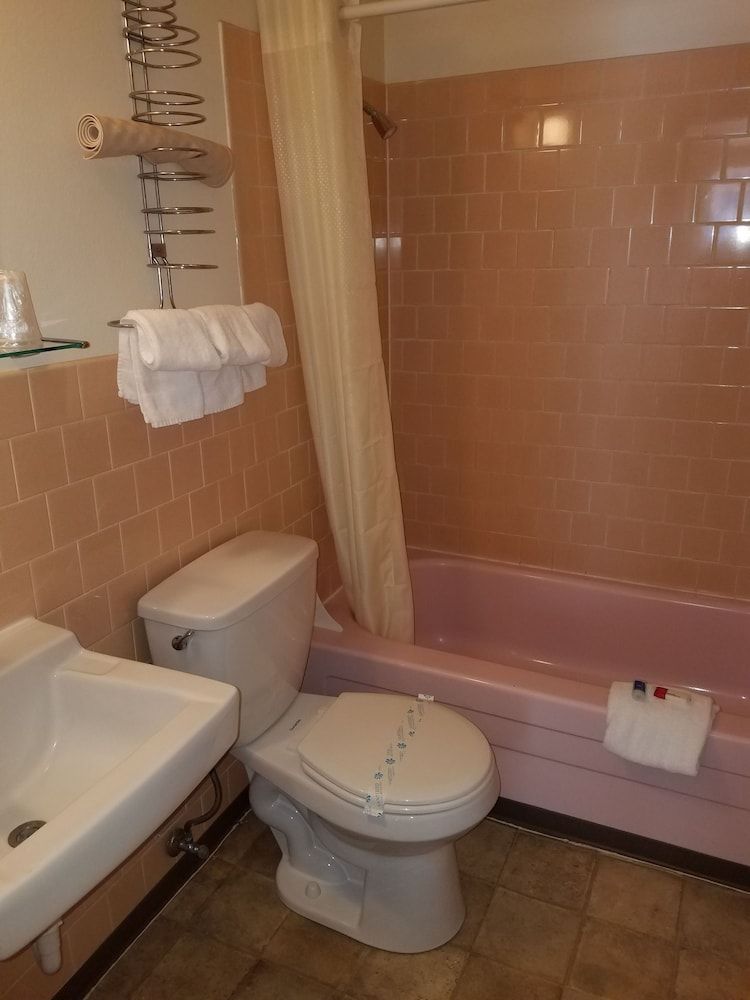 Rodeway Inn La Grande - Island City Standard Room, 2 Queen Beds, Non Smoking 6