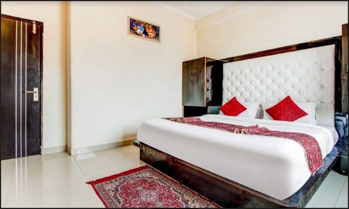 Uphill Courtyard CLASSIC : Room with attached washroom for 1 t o 3 people, balcony & excellent view 4