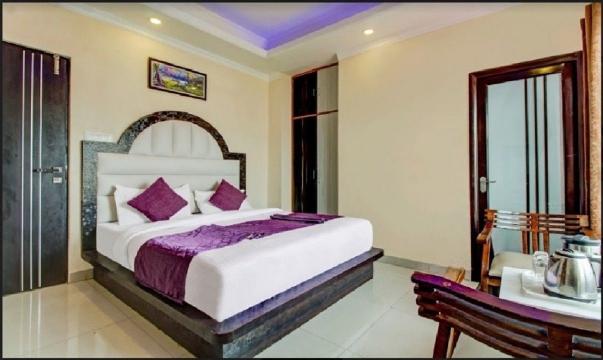 Uphill Courtyard CLASSIC : Room with attached washroom for 1 t o 3 people, balcony & excellent view 5