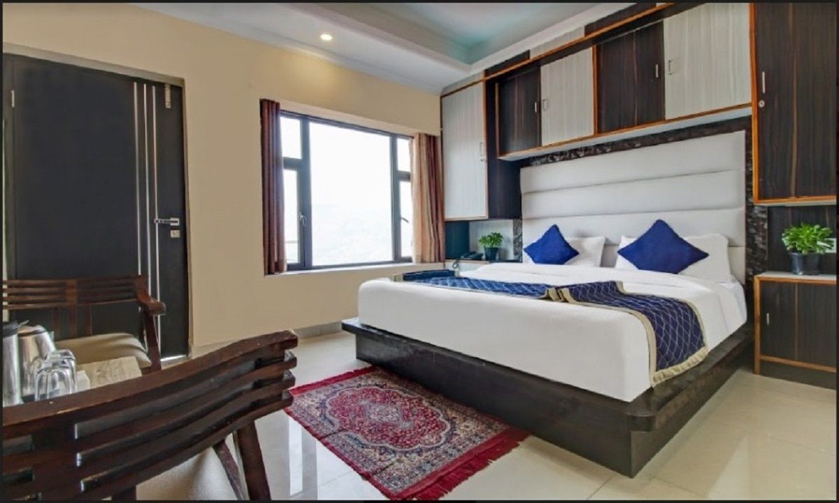 Uphill Courtyard CLASSIC : Room with attached washroom for 1 t o 3 people, balcony & excellent view 6