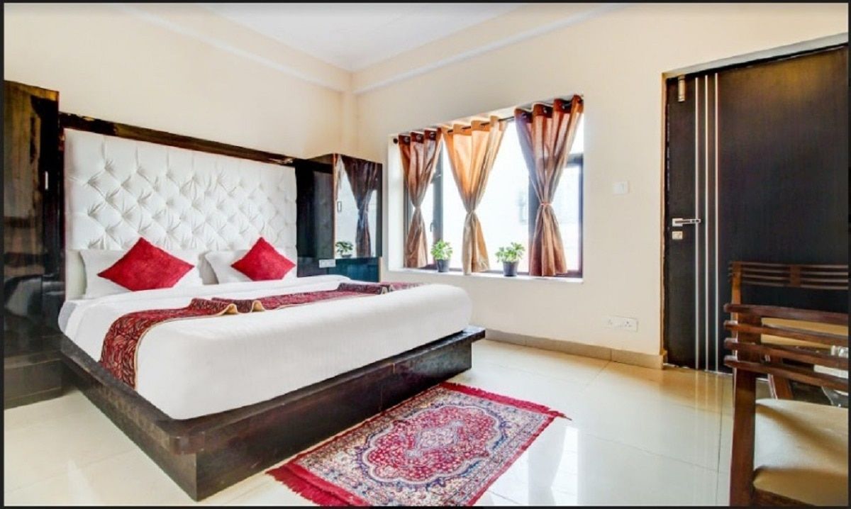 Uphill Courtyard CLASSIC : Room with attached washroom for 1 t o 3 people, balcony & excellent view