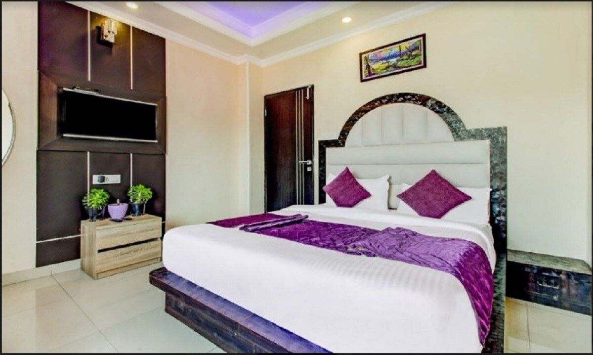 Uphill Courtyard CLASSIC : Room with attached washroom for 1 t o 3 people, balcony & excellent view 2