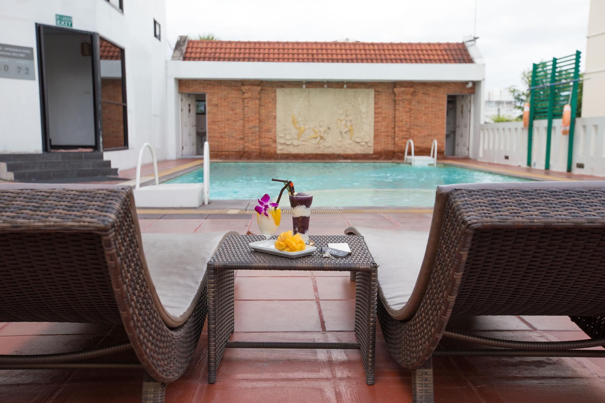 swimming pool [outdoor]