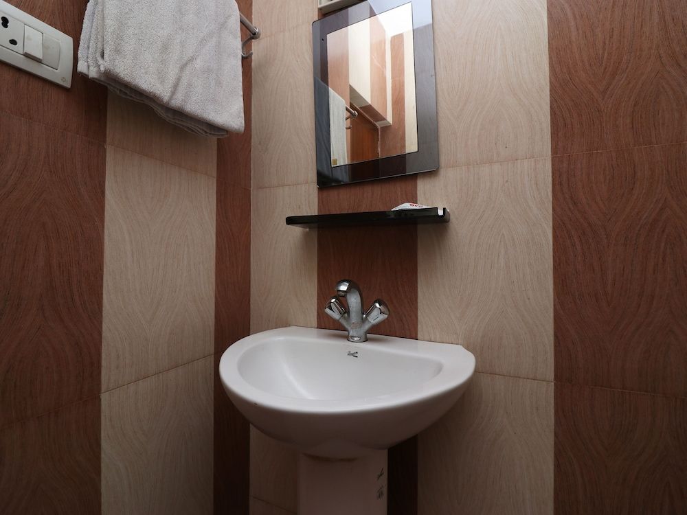 OYO 27644 Cozycom Double or Twin Room 25