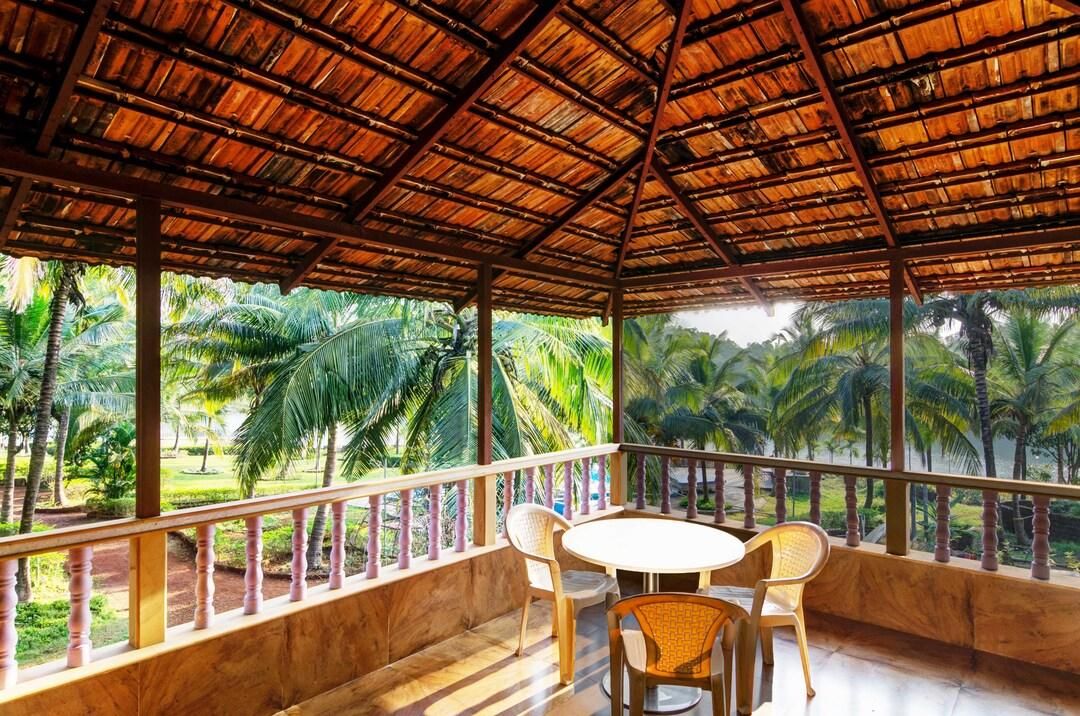 Cottage with Balcony