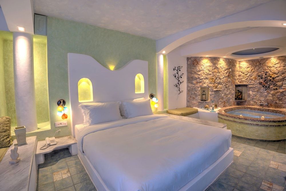 Astarte Suites Honeymoon Suite, Spa Bath, Sea View 2