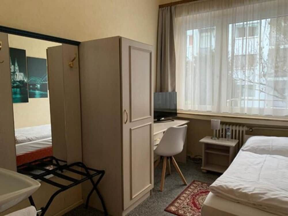 Hotel Berg Standard Single Room, 1 Twin Bed, Shared Bathroom 3
