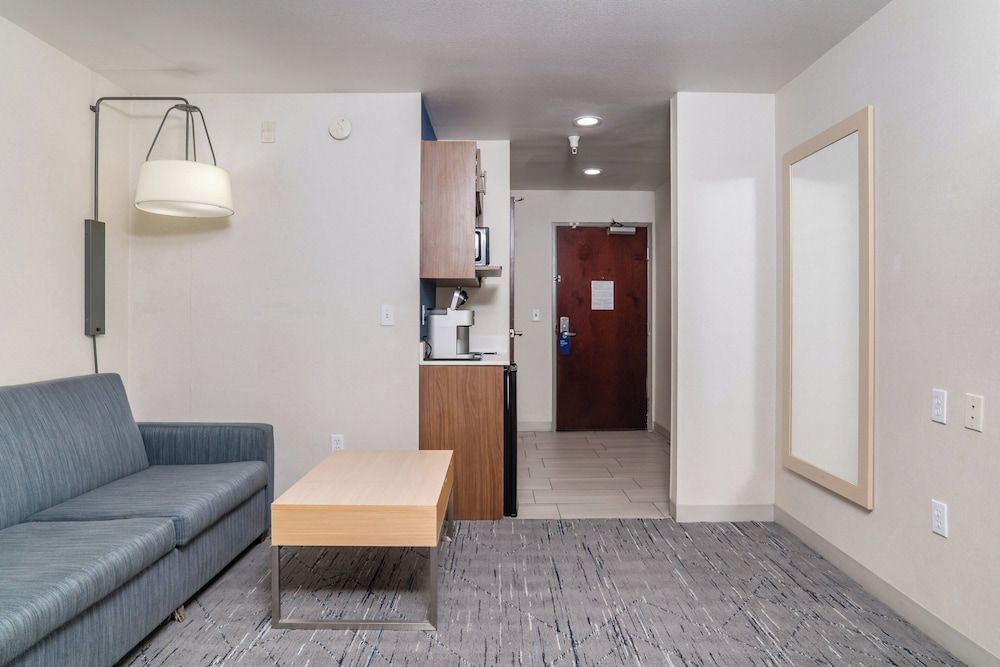 Holiday Inn Express Hotel & Suites San Diego Otay Mesa by IHG Suite, Accessible (Hearing, Bathtub) 6