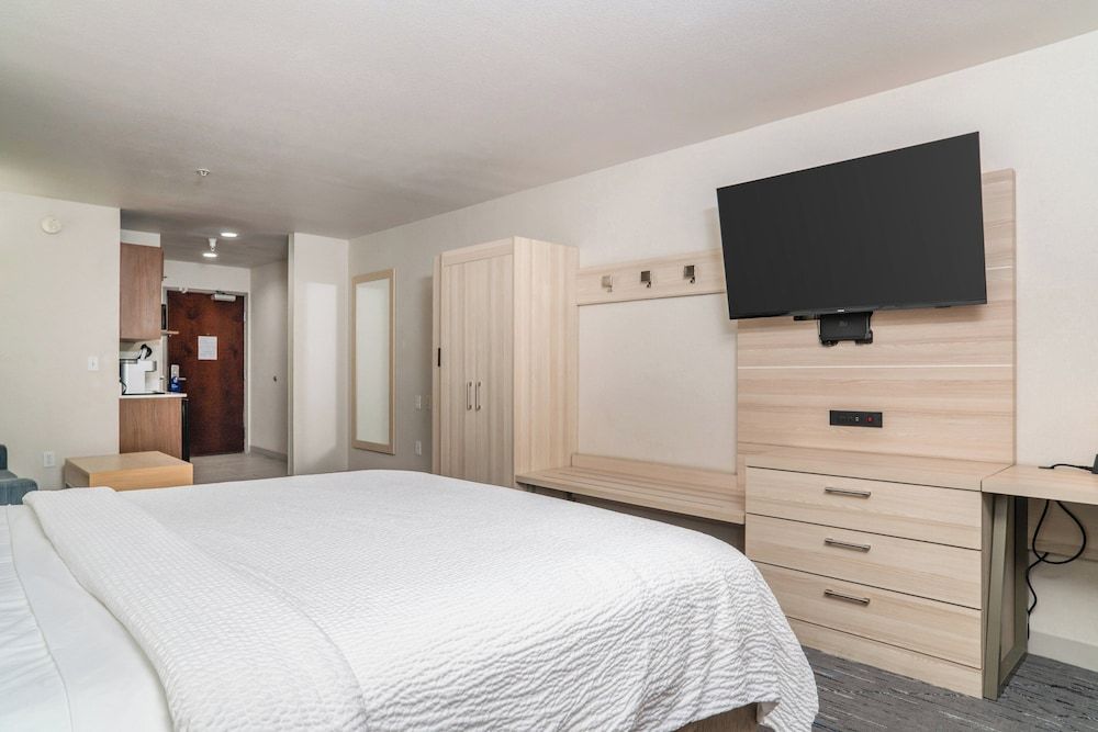 Holiday Inn Express Hotel & Suites San Diego Otay Mesa by IHG Suite, Accessible (Hearing, Bathtub) 2