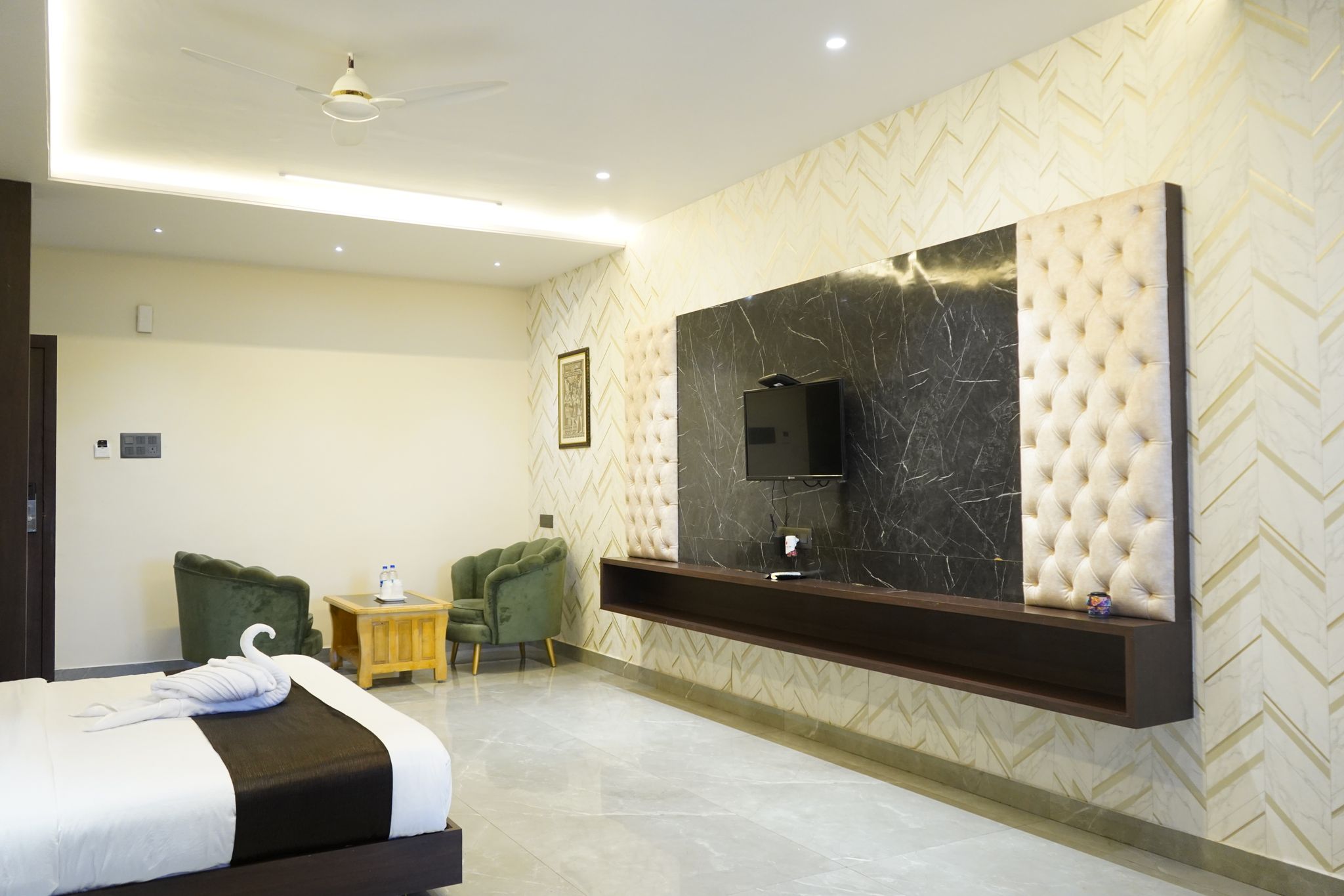 EXECUTIVE SUITE ROOM