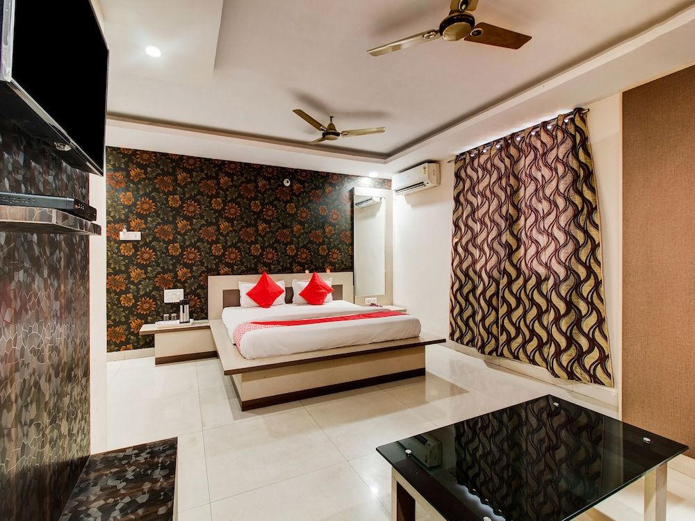 OYO 27696 Jai Ganesh Banquet Hall & Rooms Deluxe Double or Twin Room, 1 Queen Bed 2