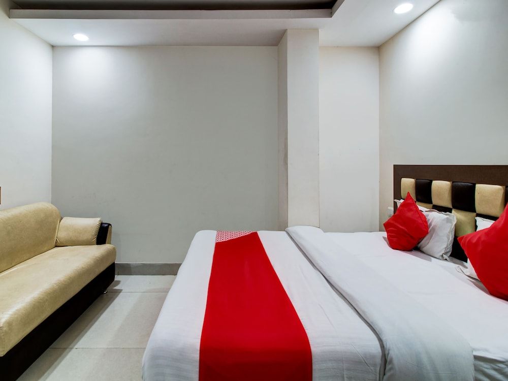 undefined OYO 27696 Jai Ganesh Banquet Hall & Rooms 5