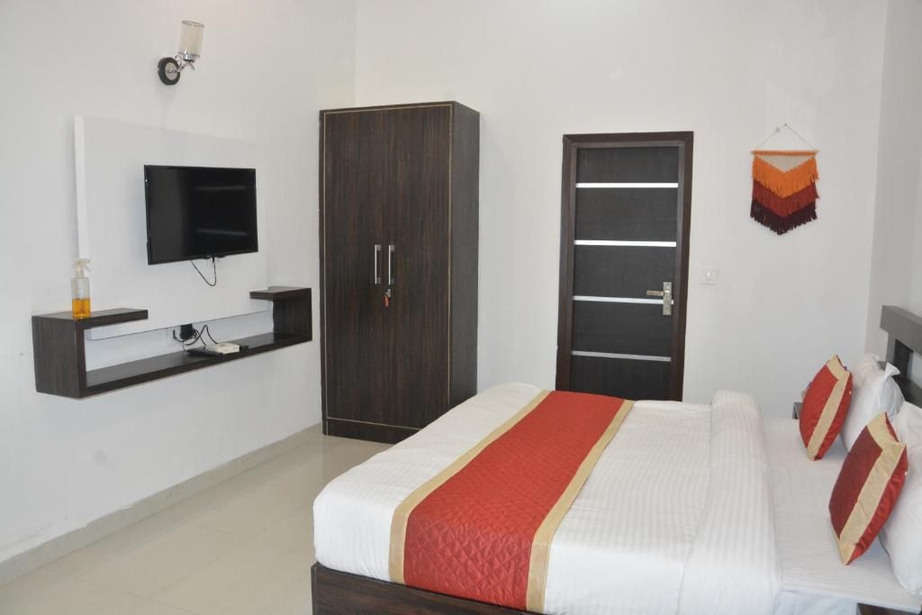 Deluxe Valley View Room