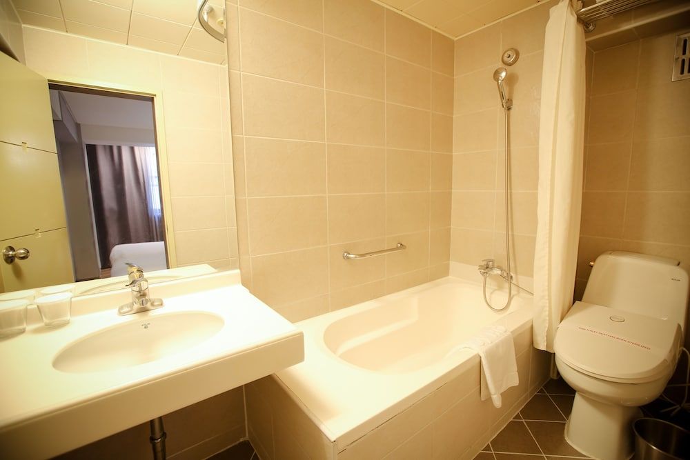 Savoy Hotel Deluxe Twin (No Parking, additional fee occurs if number of people booked & staying are different) 6