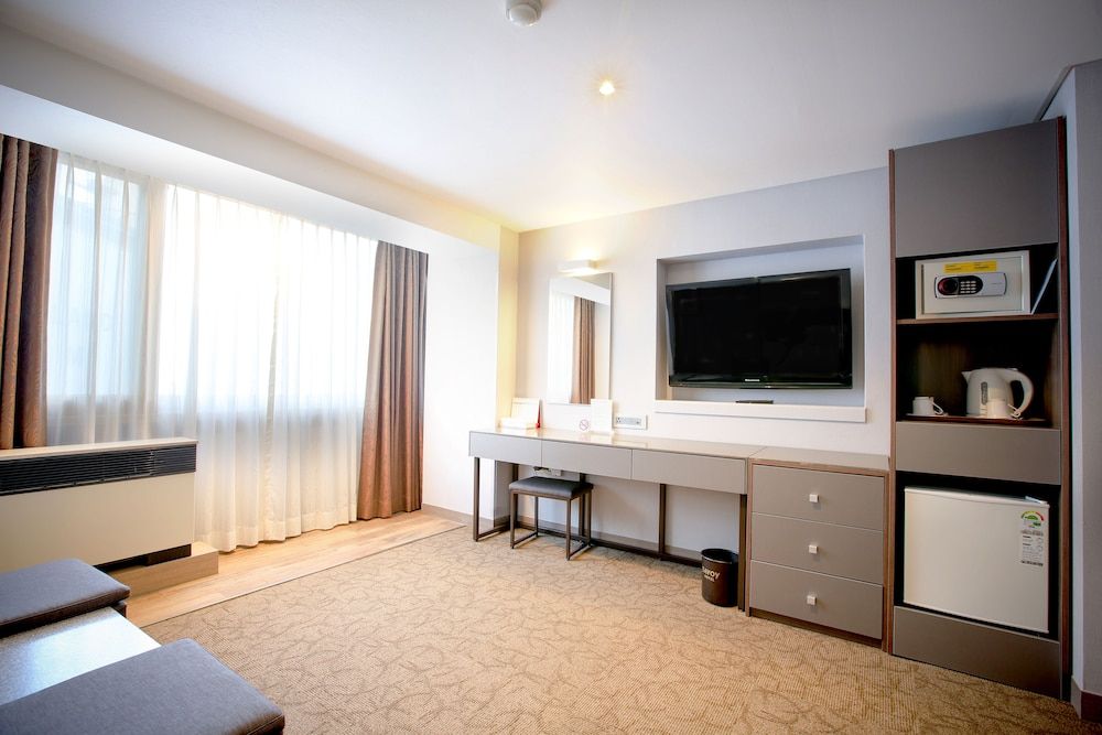 Savoy Hotel Deluxe Twin (No Parking, additional fee occurs if number of people booked & staying are different) 8