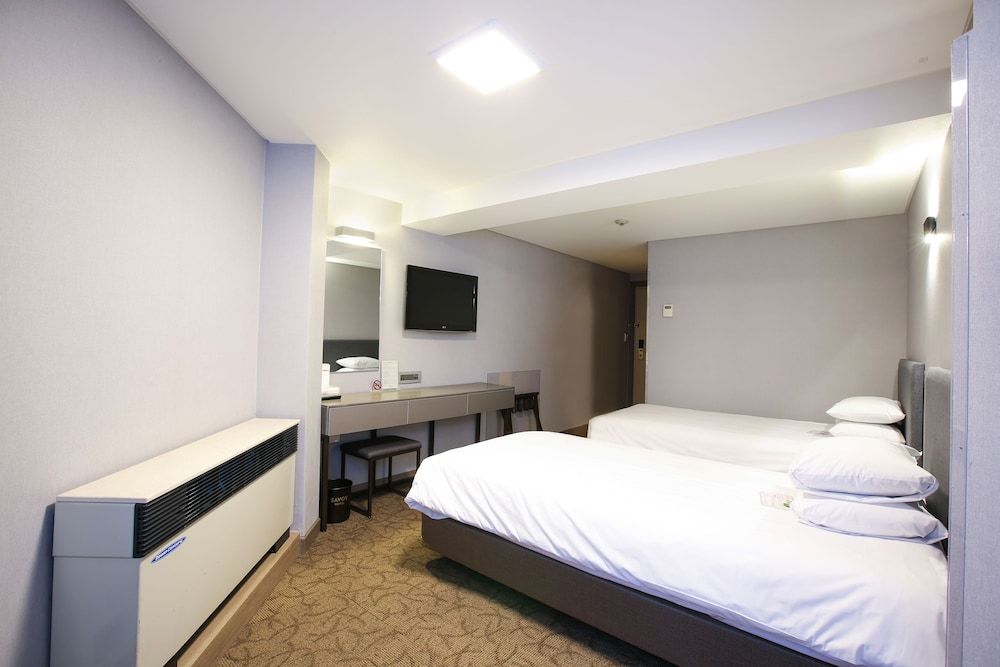 Savoy Hotel Standard Twin (No Parking, additional fee occurs if number of people booked & staying are different) 2