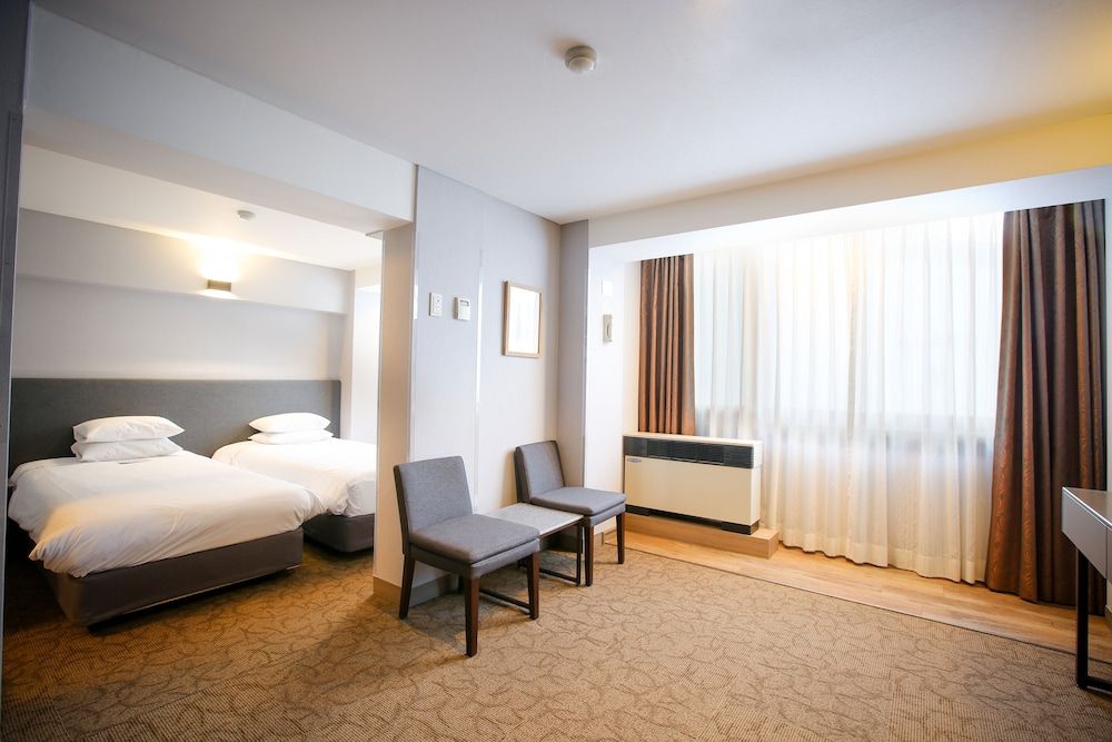 Savoy Hotel Deluxe Twin (No Parking, additional fee occurs if number of people booked & staying are different) 2