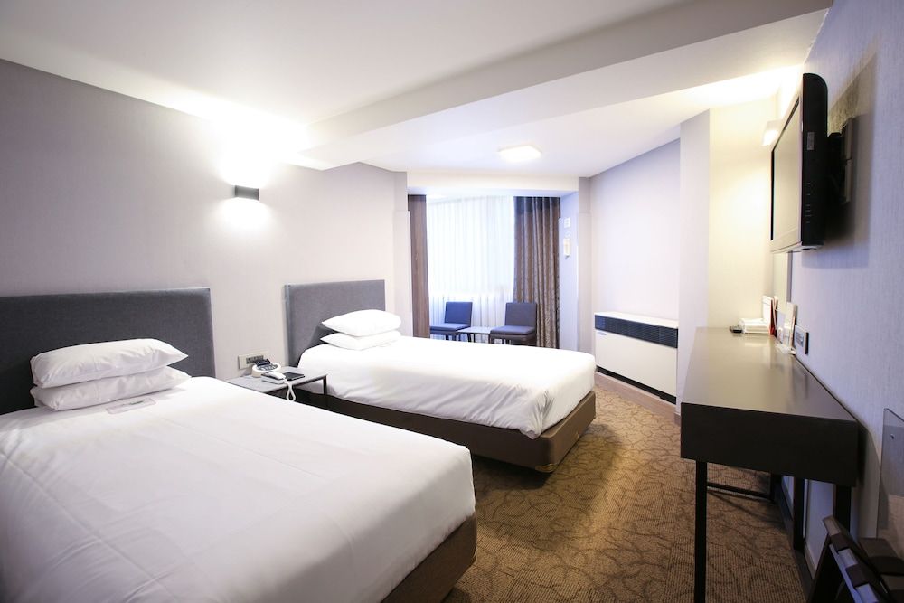 Savoy Hotel Standard Twin (No Parking, additional fee occurs if number of people booked & staying are different) 3