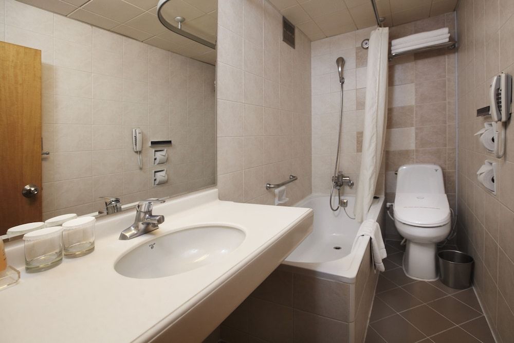 Savoy Hotel Deluxe Twin (No Parking, additional fee occurs if number of people booked & staying are different) 5