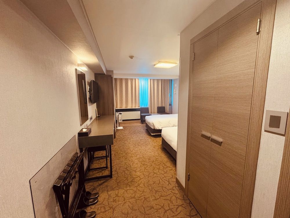 Savoy Hotel Standard Twin (No Parking, additional fee occurs if number of people booked & staying are different) 4