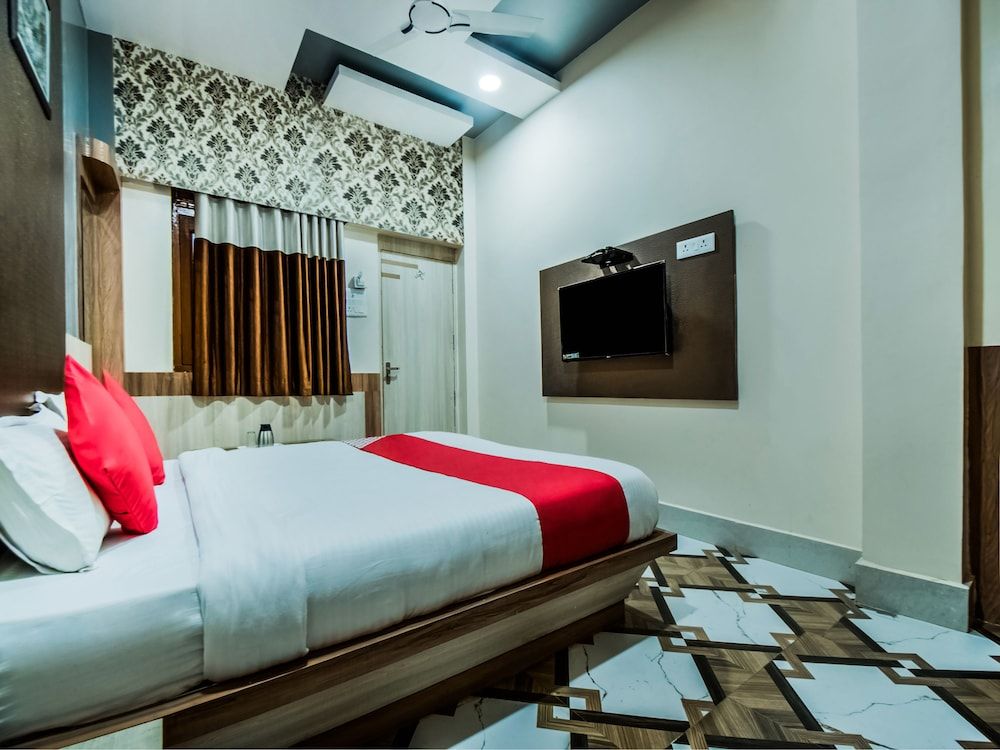 OYO 28557 Hotel M V International Deluxe Room 9