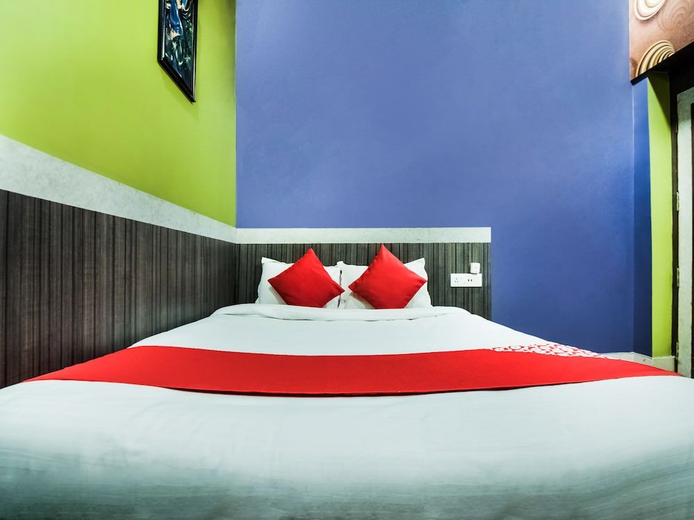 OYO 28557 Hotel M V International Deluxe Room 7