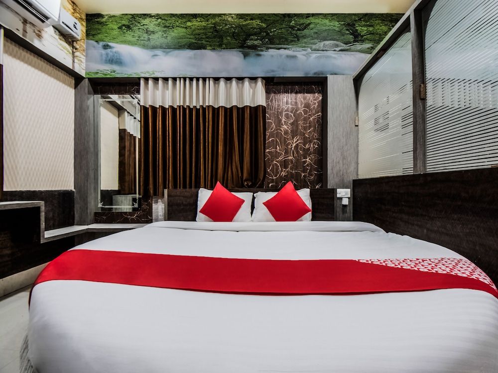 undefined OYO 28557 Hotel M V International 5