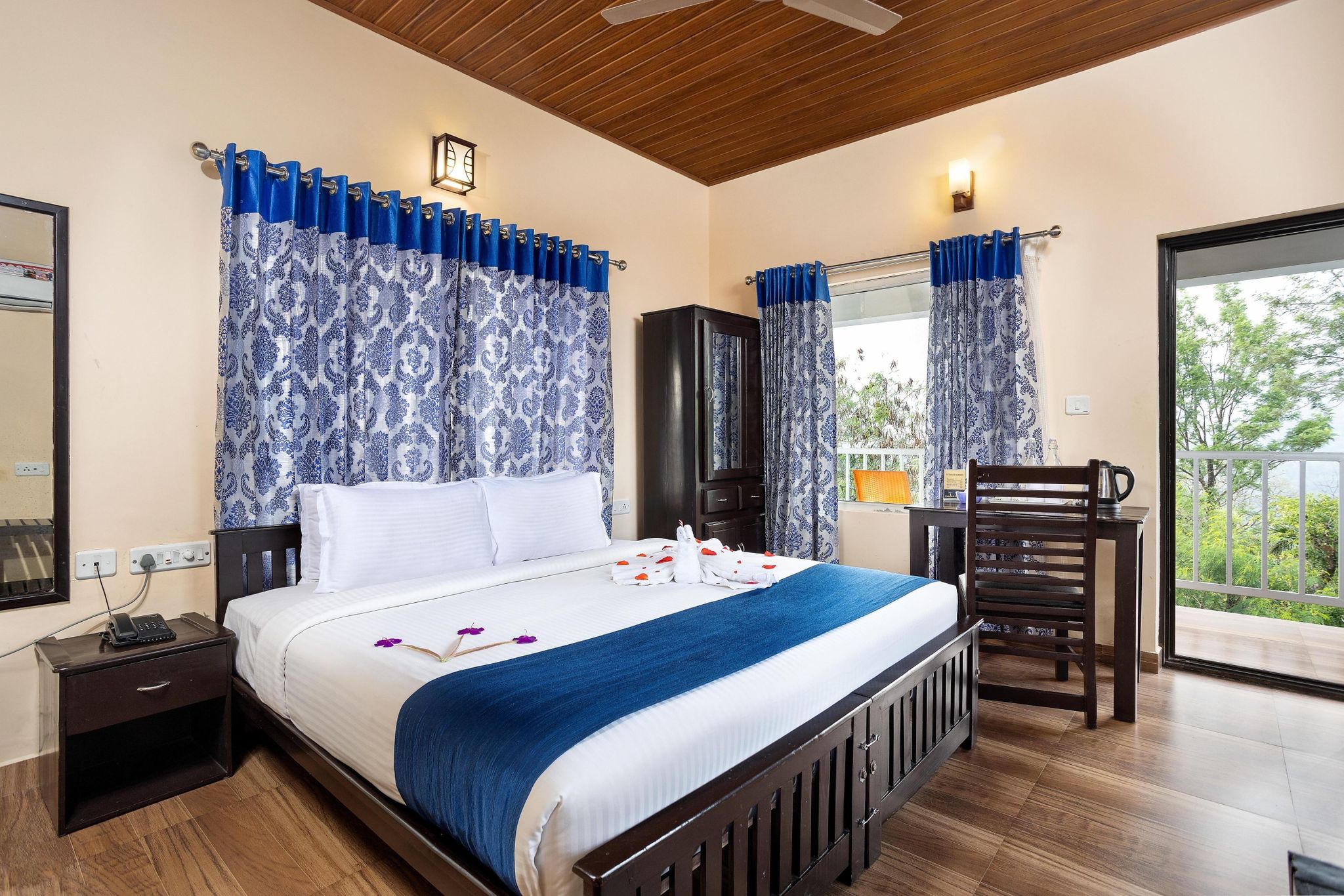 Eterno Camellia and Elettaria Executive valley view Room 10