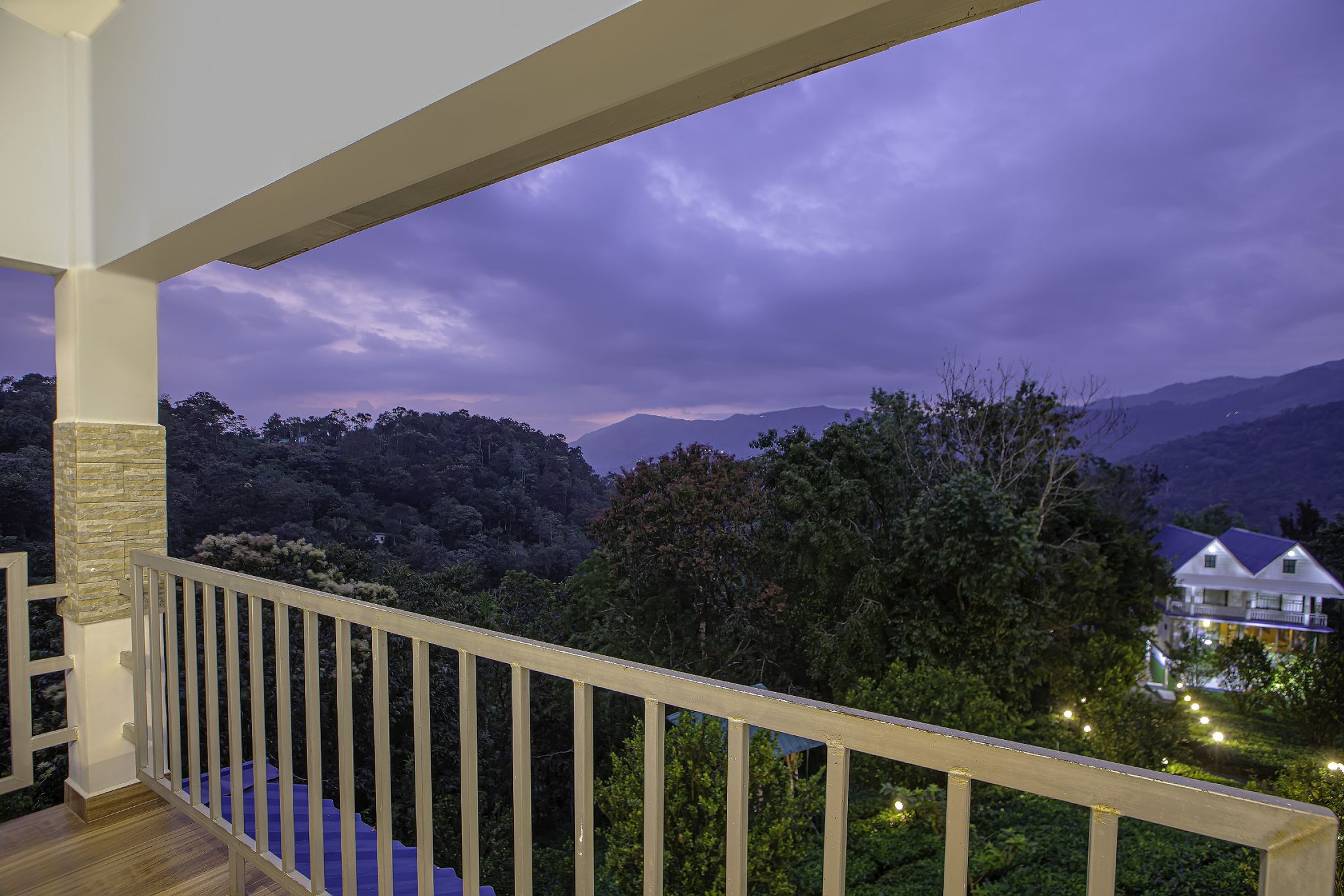 Eterno Camellia and Elettaria Executive valley view Room 15