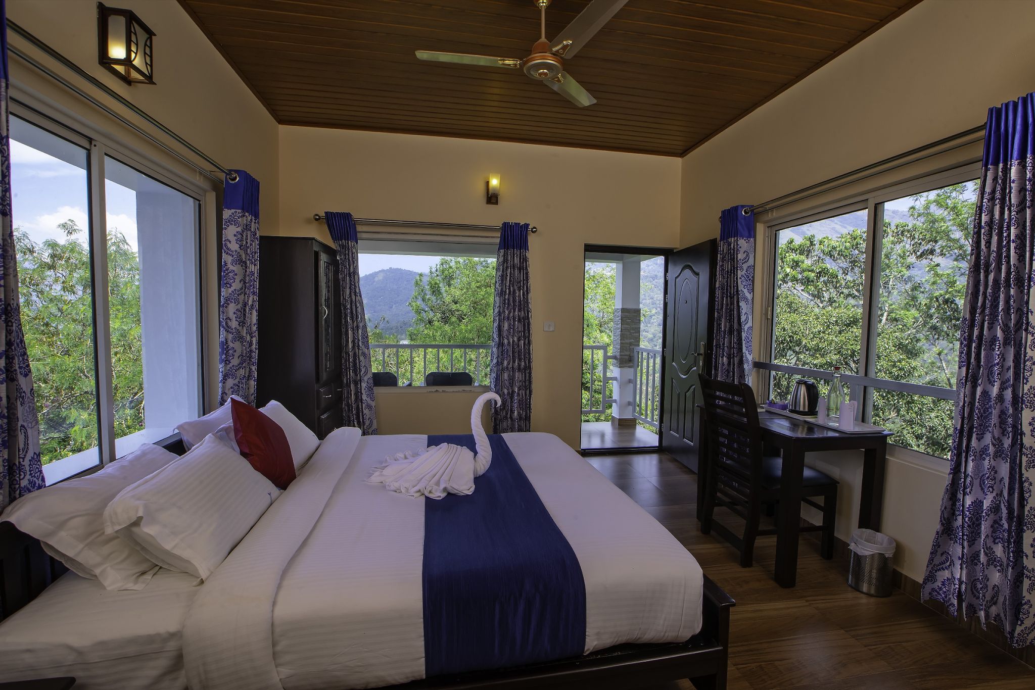 Eterno Camellia and Elettaria Executive valley view Room 4