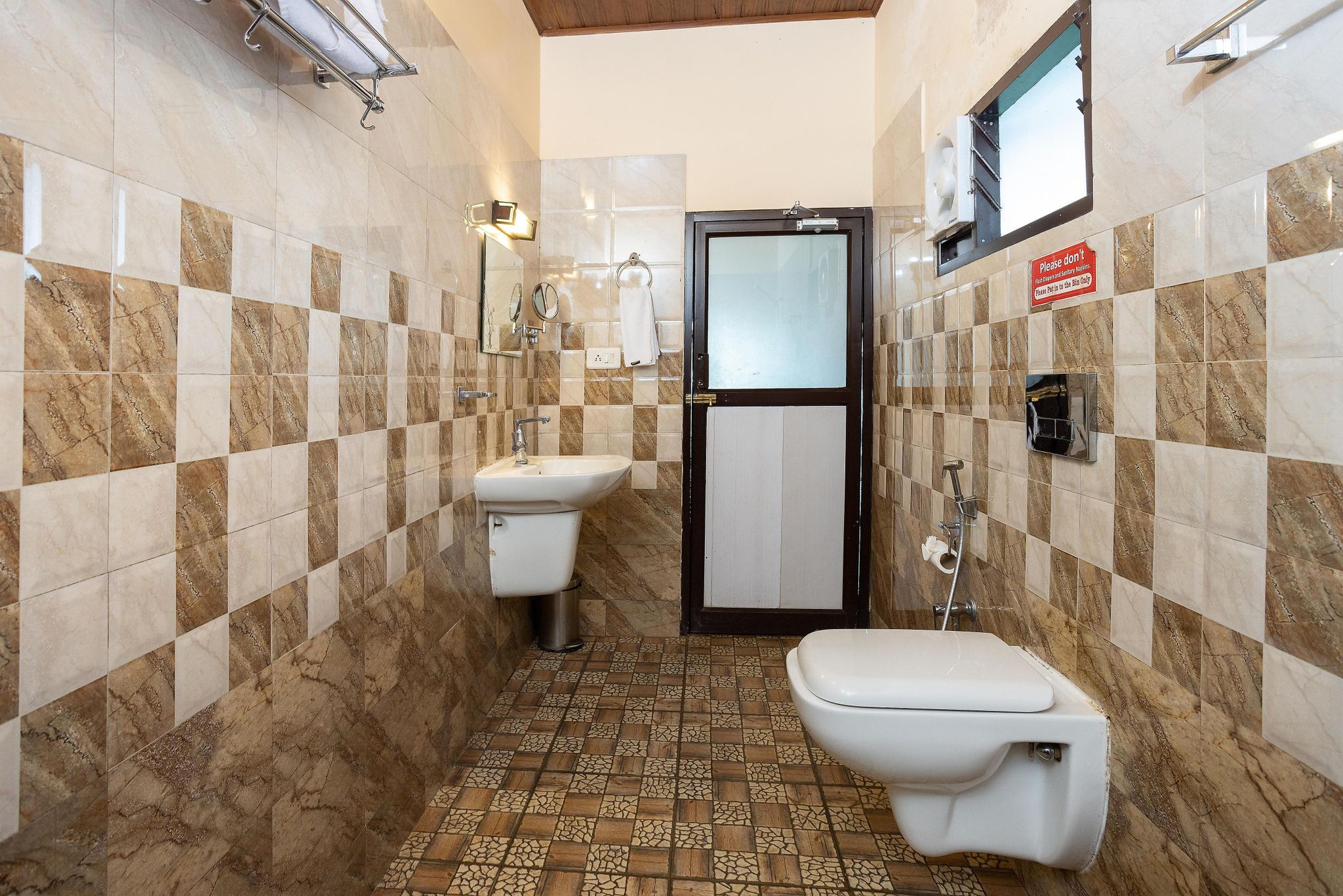 Eterno Camellia and Elettaria Executive valley view Room 20