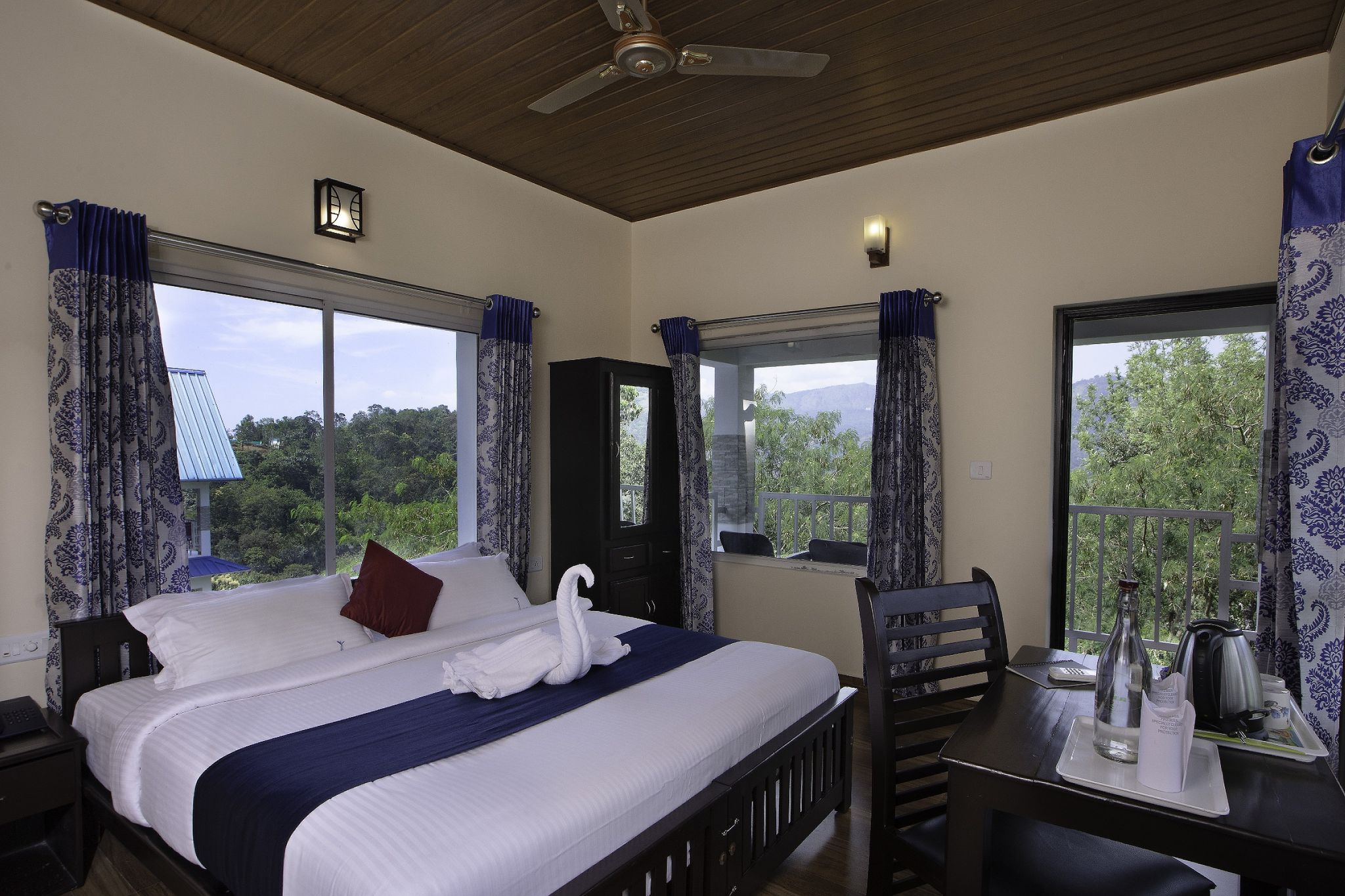 Eterno Camellia and Elettaria Executive valley view Room 9