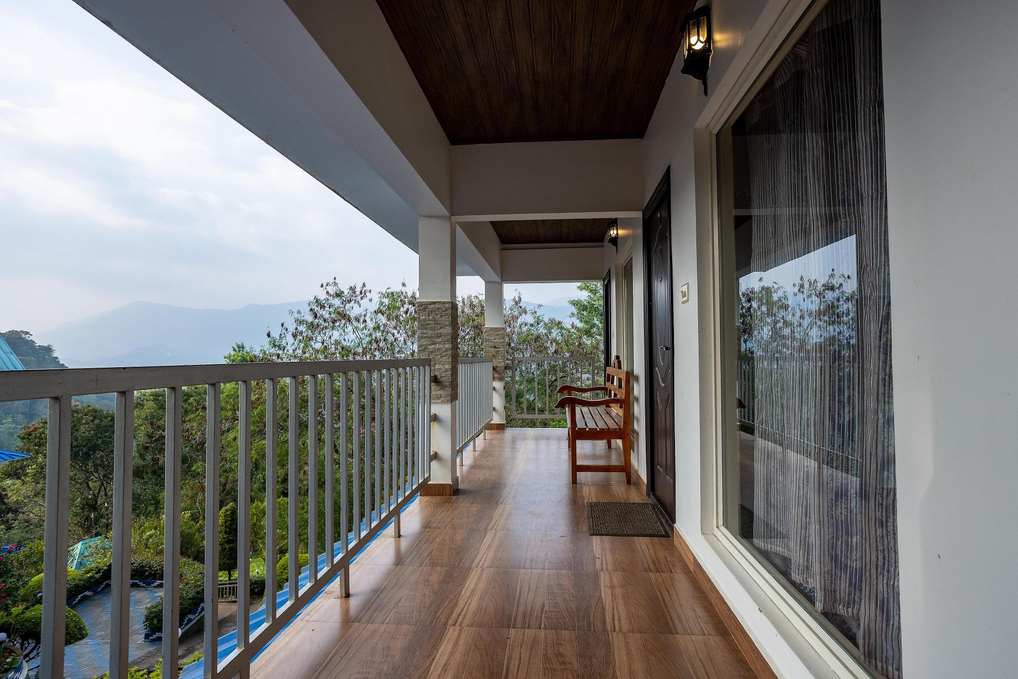 Eterno Camellia and Elettaria Executive valley view Room 17