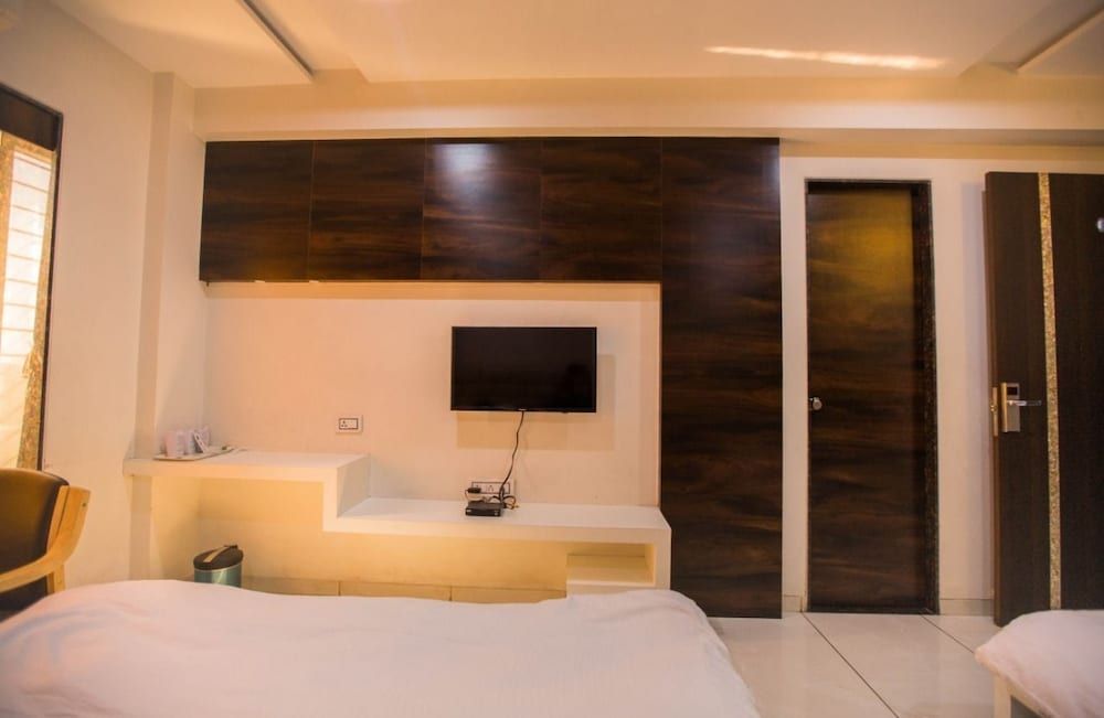 Hotel Fun City Standard Triple AC Room 6