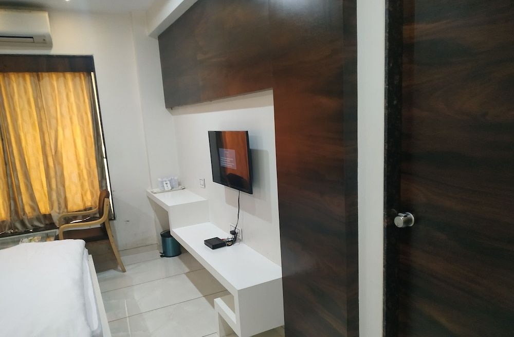 Hotel Fun City Standard Triple AC Room 5
