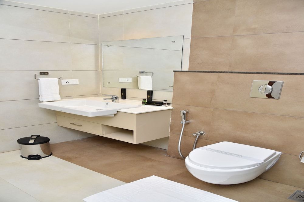 Suite, 1 King Bed, City View