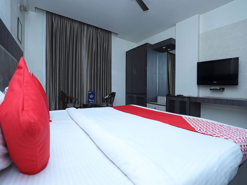 undefined OYO 5192 Laj Regency 8