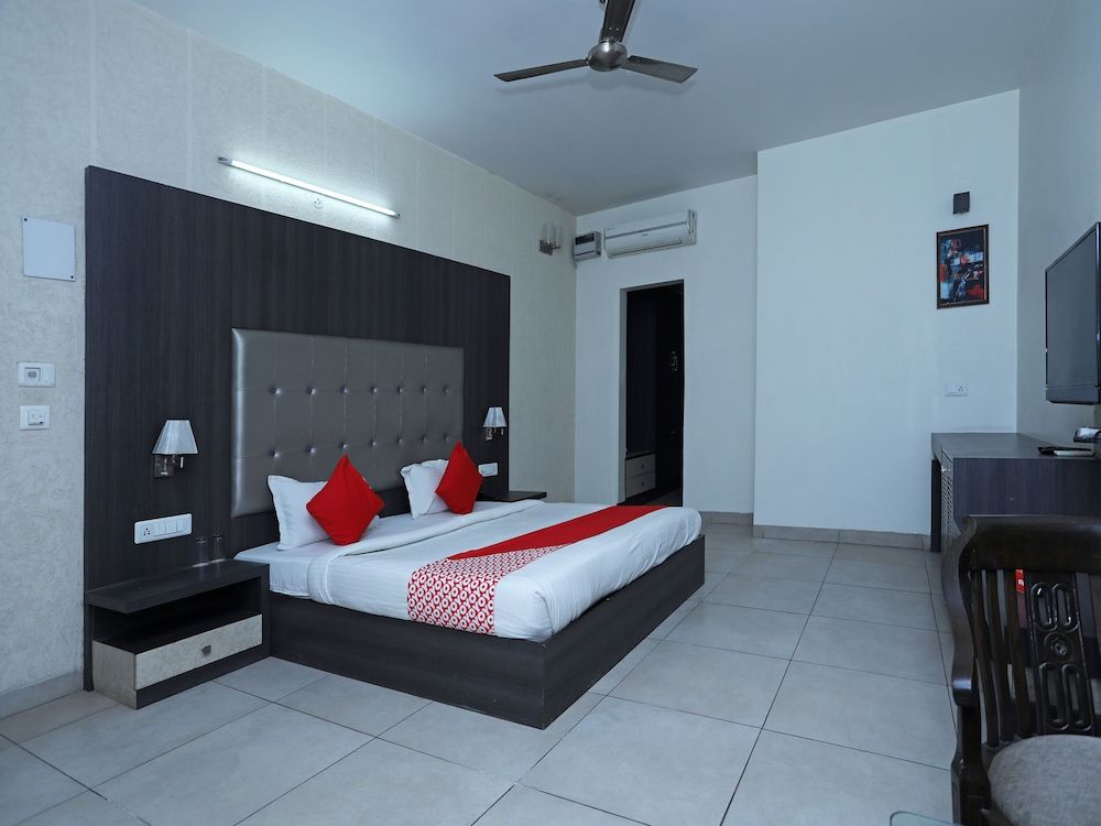 undefined OYO 5192 Laj Regency 7