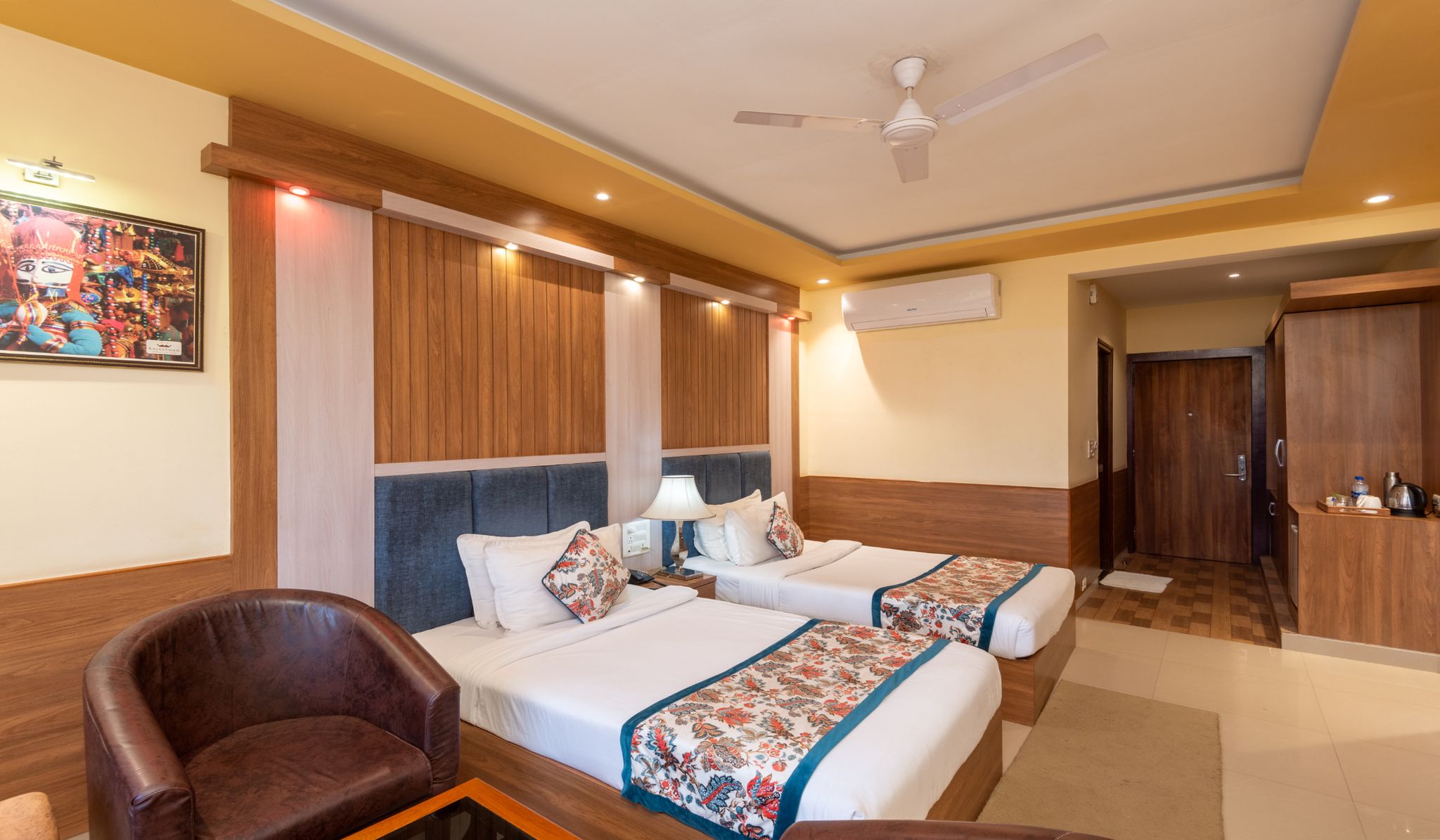 Hotel Kaushal International Executive Deluxe Room 4