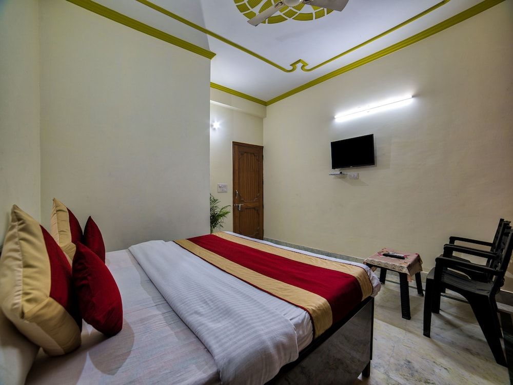 OYO 14246 Onella Rooms Deluxe Double or Twin Room 4