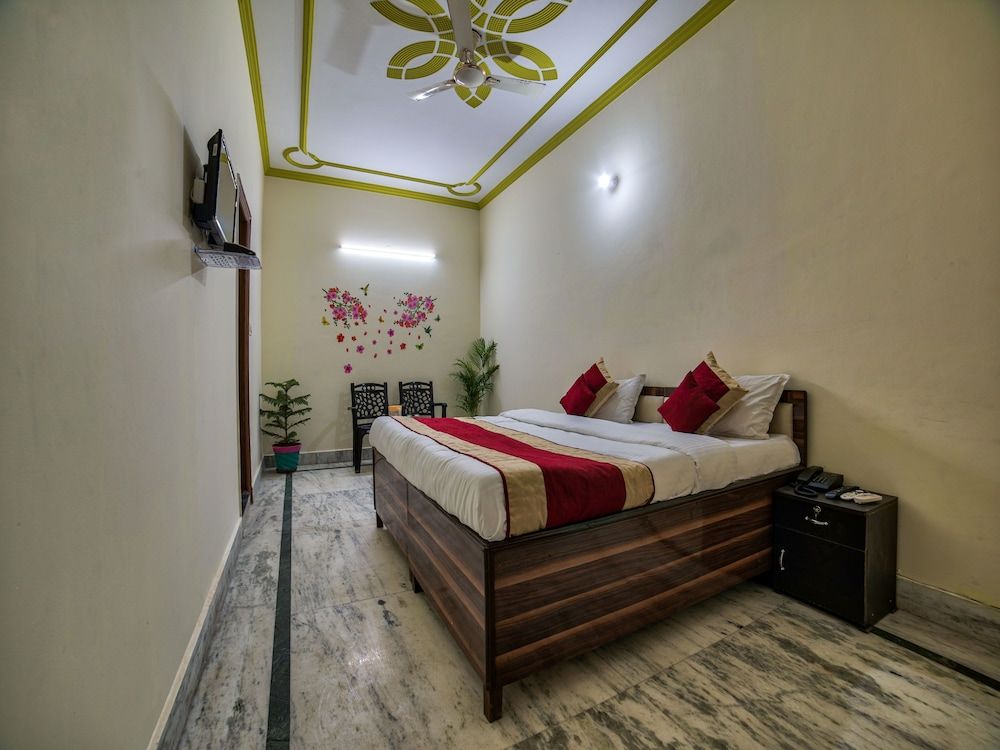 OYO 14246 Onella Rooms Deluxe Double or Twin Room 2