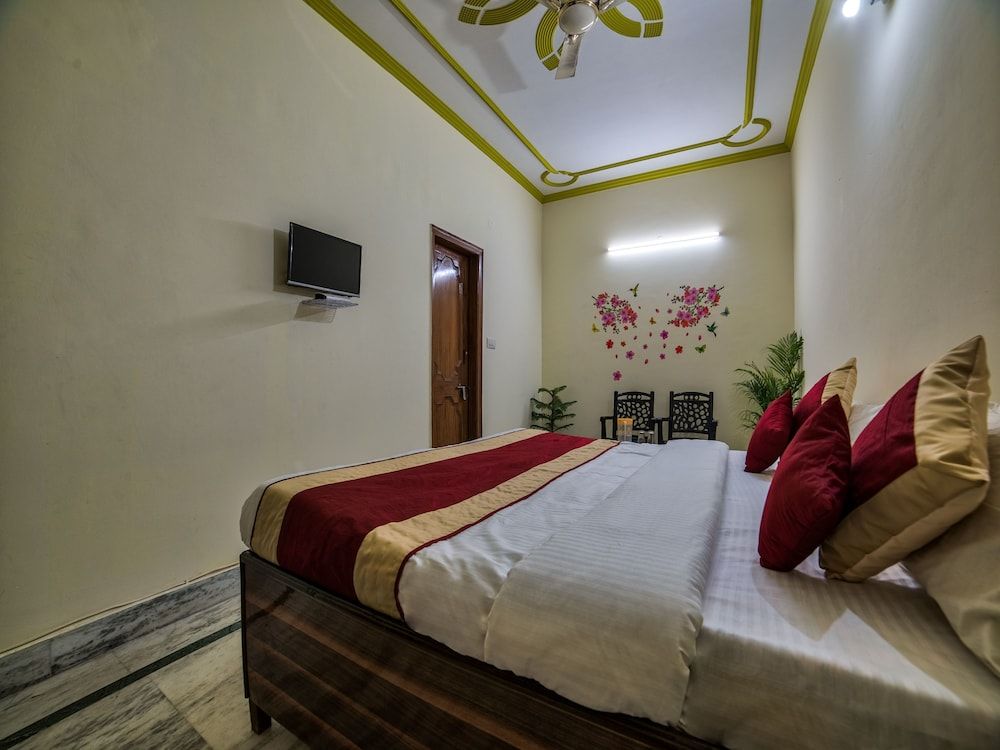 OYO 14246 Onella Rooms Deluxe Double or Twin Room 6